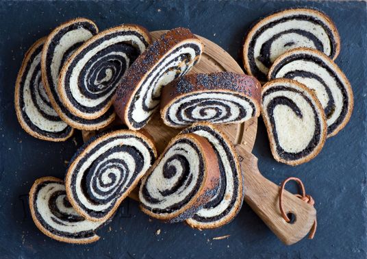 makowiec-poppyseedroll-GettyImages-555960011-5907c3b25f9b586470269fb0 (1)